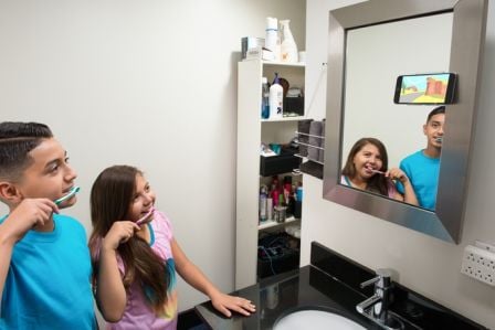Miro-un-support-iPhone-et-iPad-pour-la-salle-de-bain-004.jpg