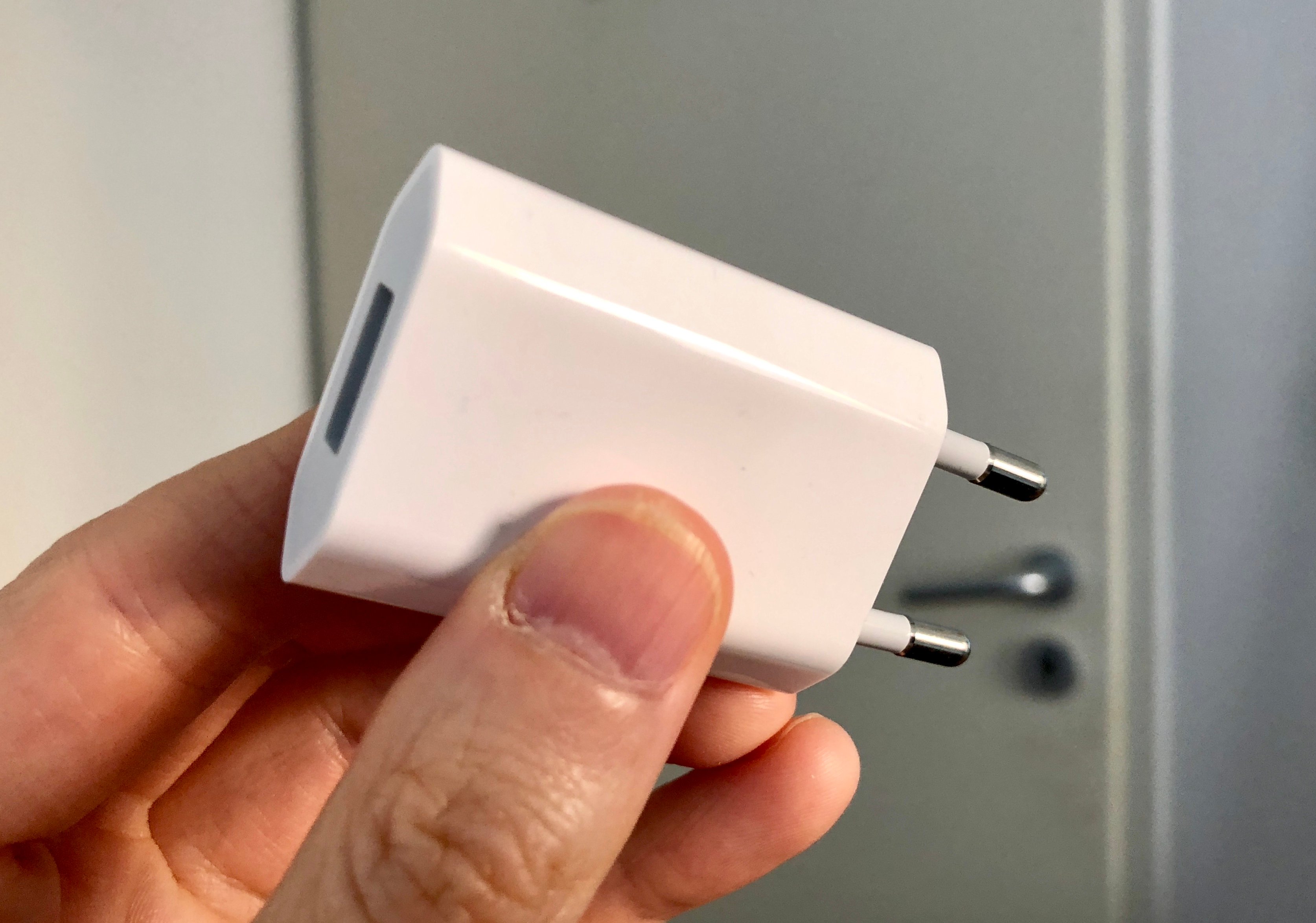 Rumeur contradictoire (mais plausible) : Pas d'USB-C et chargeur classique  5W conservé pour les iPhone 2019