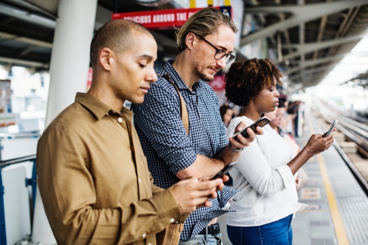 personnes utilisant leur smartphone