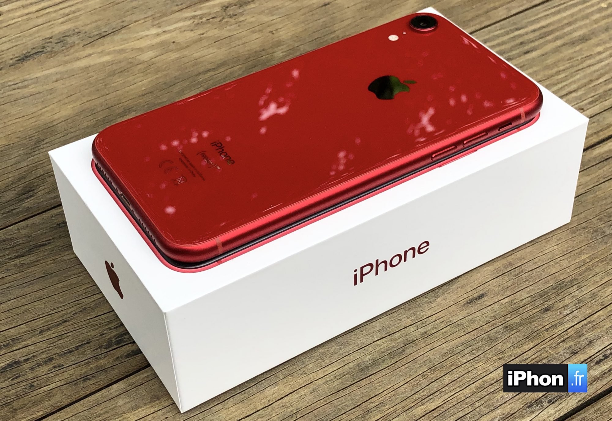 Коробка от iphone XR красного