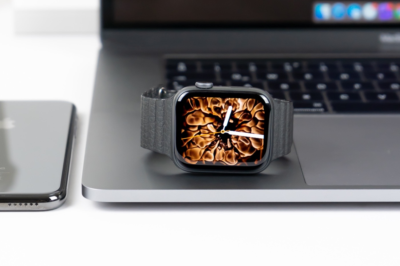 Apple Watch MacBook iPhone