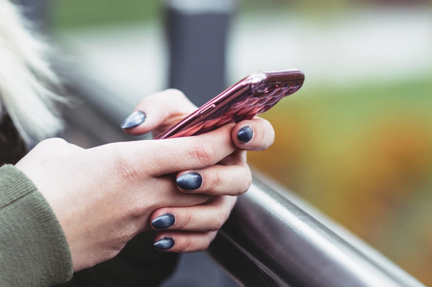 smartphone dans les mains