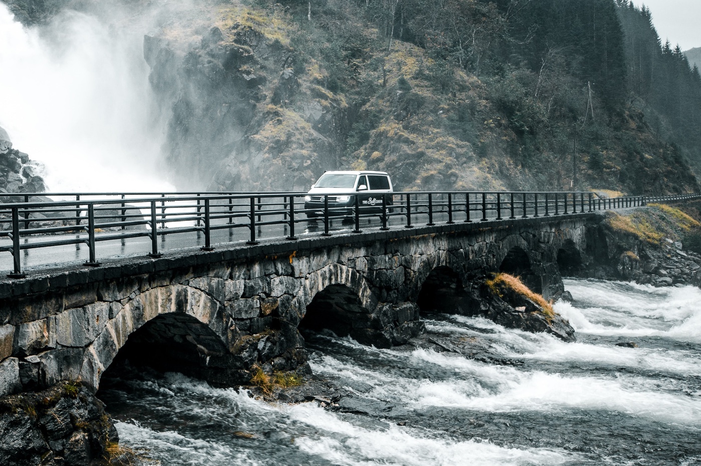 voiture sur pont