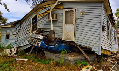 voiture écrasée par une maison