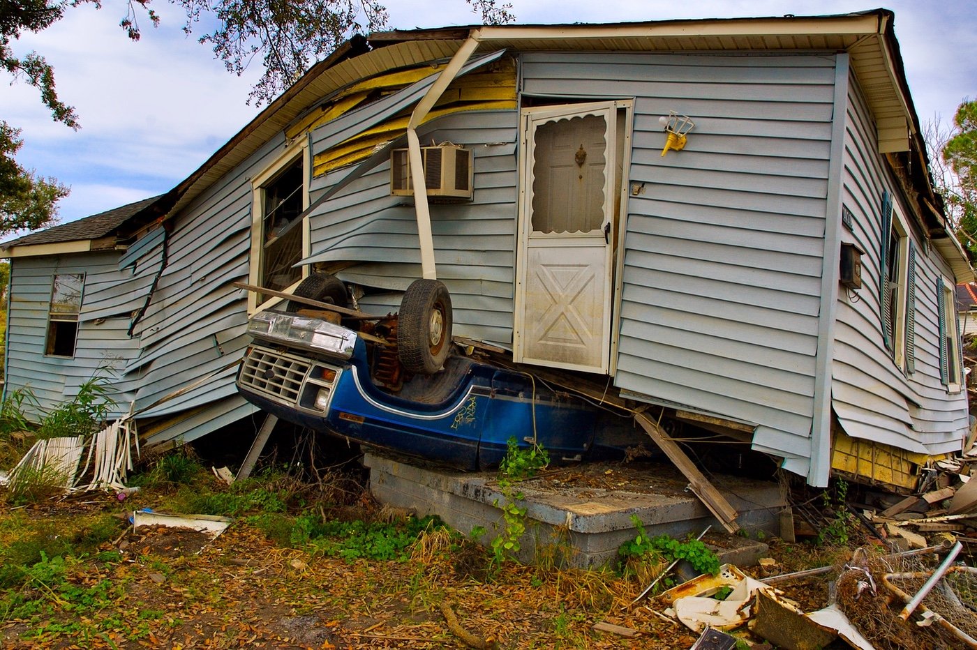 voiture écrasée par une maison