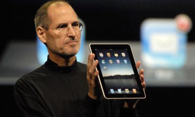 Steve Jobs avec le premier iPad