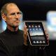 Steve Jobs avec le premier iPad