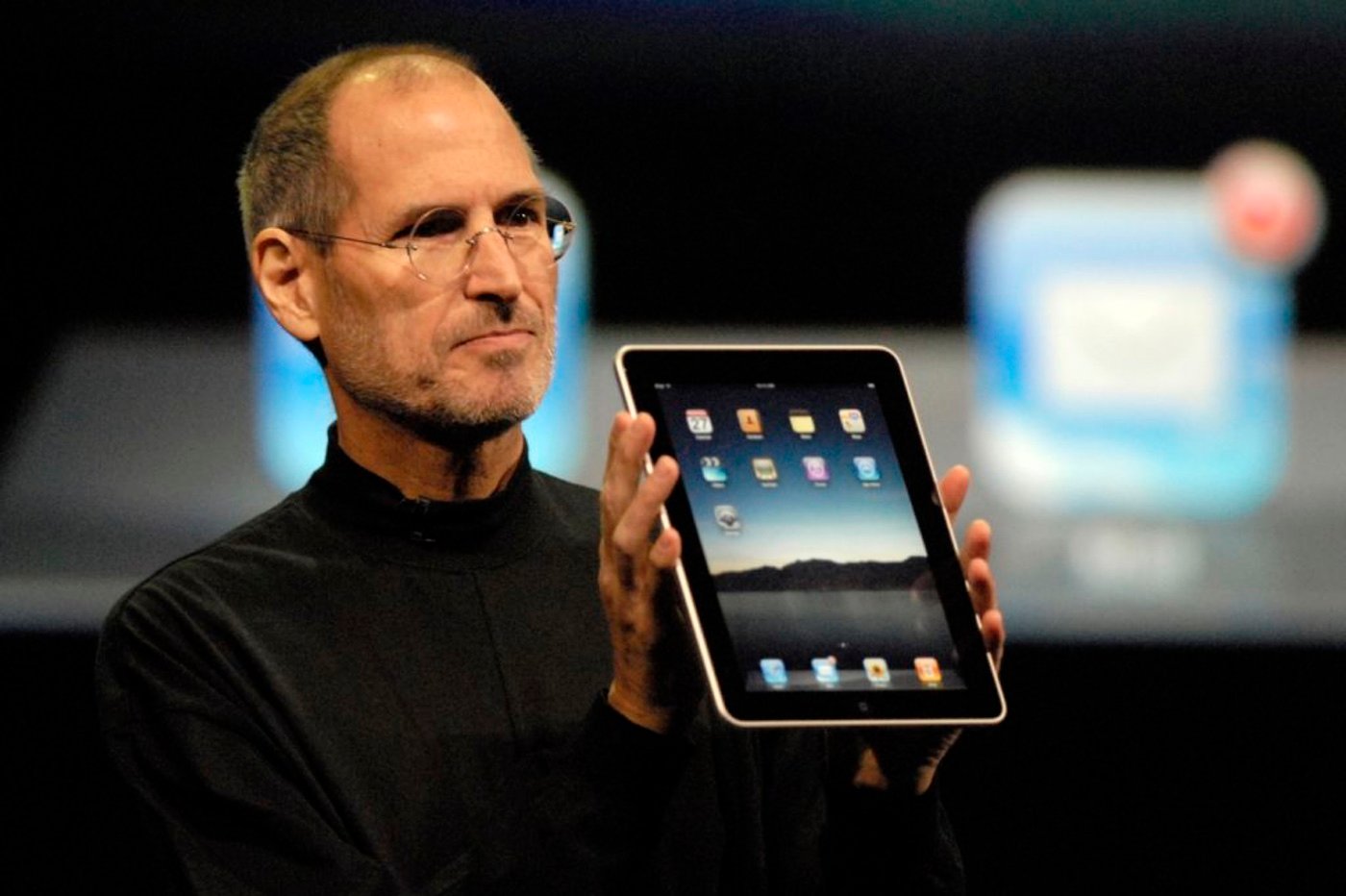 Steve Jobs avec le premier iPad