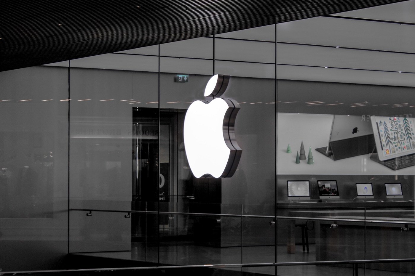 Apple Store noir et blanc et logo