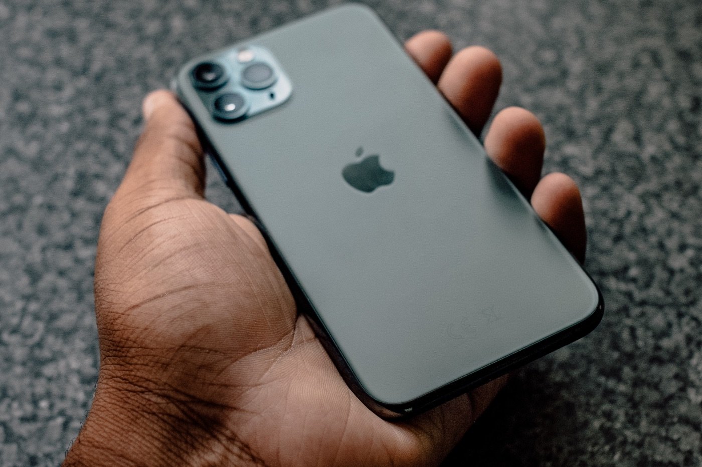 iPhone 11 Pro dans la main