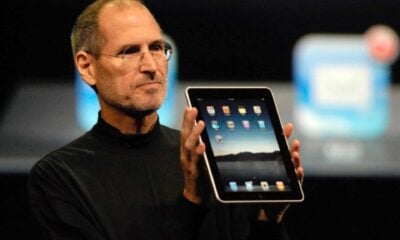 Steve Jobs avec le premier iPad