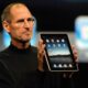 Steve Jobs avec le premier iPad