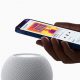 Apple HomePod mini blanc avec iPhone