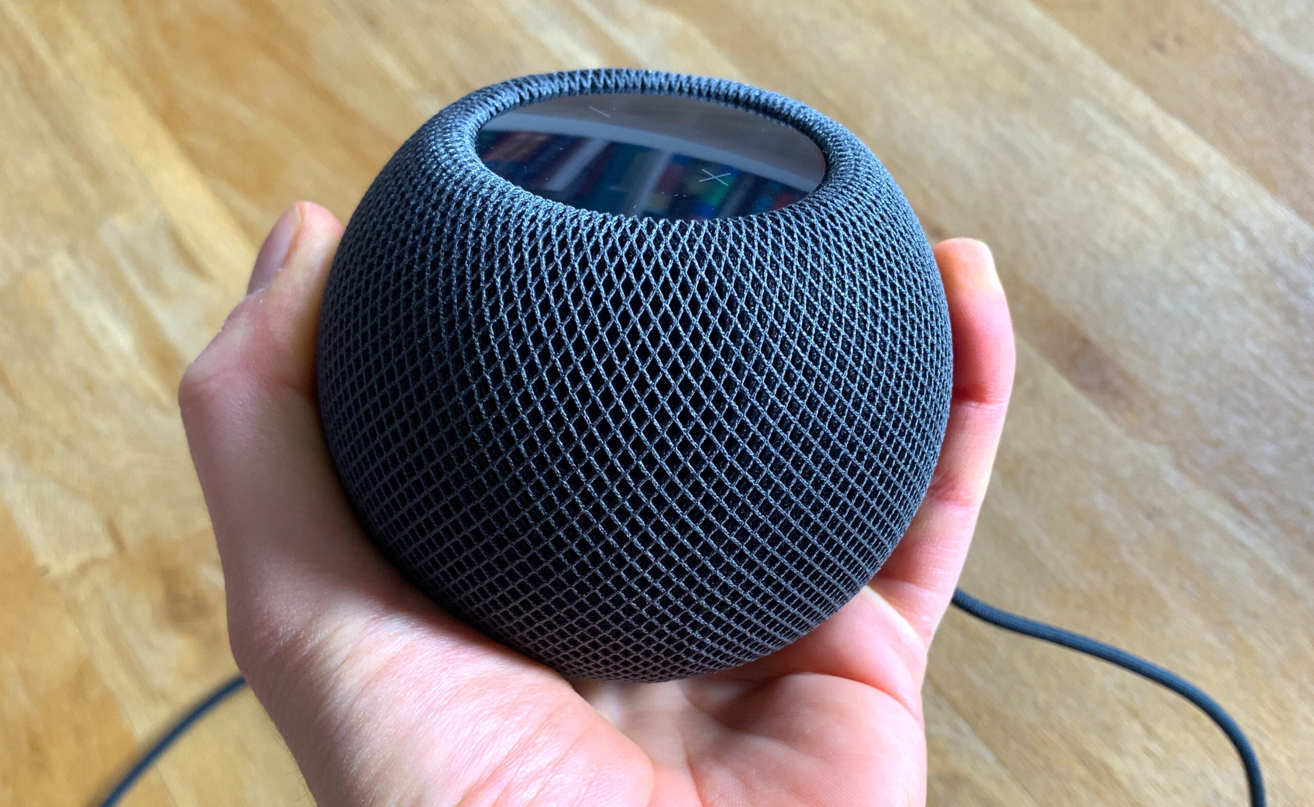 Enceinte HomePod mini et main