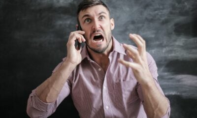 Homme énervé téléphone