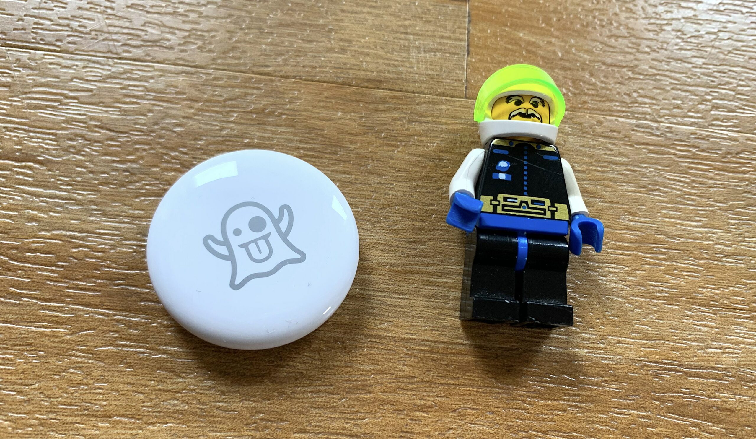 Apple AirTag face avant et Lego