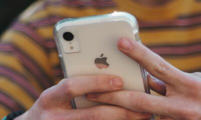 iPhone XR blanc dans les mains