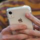 iPhone XR blanc dans les mains