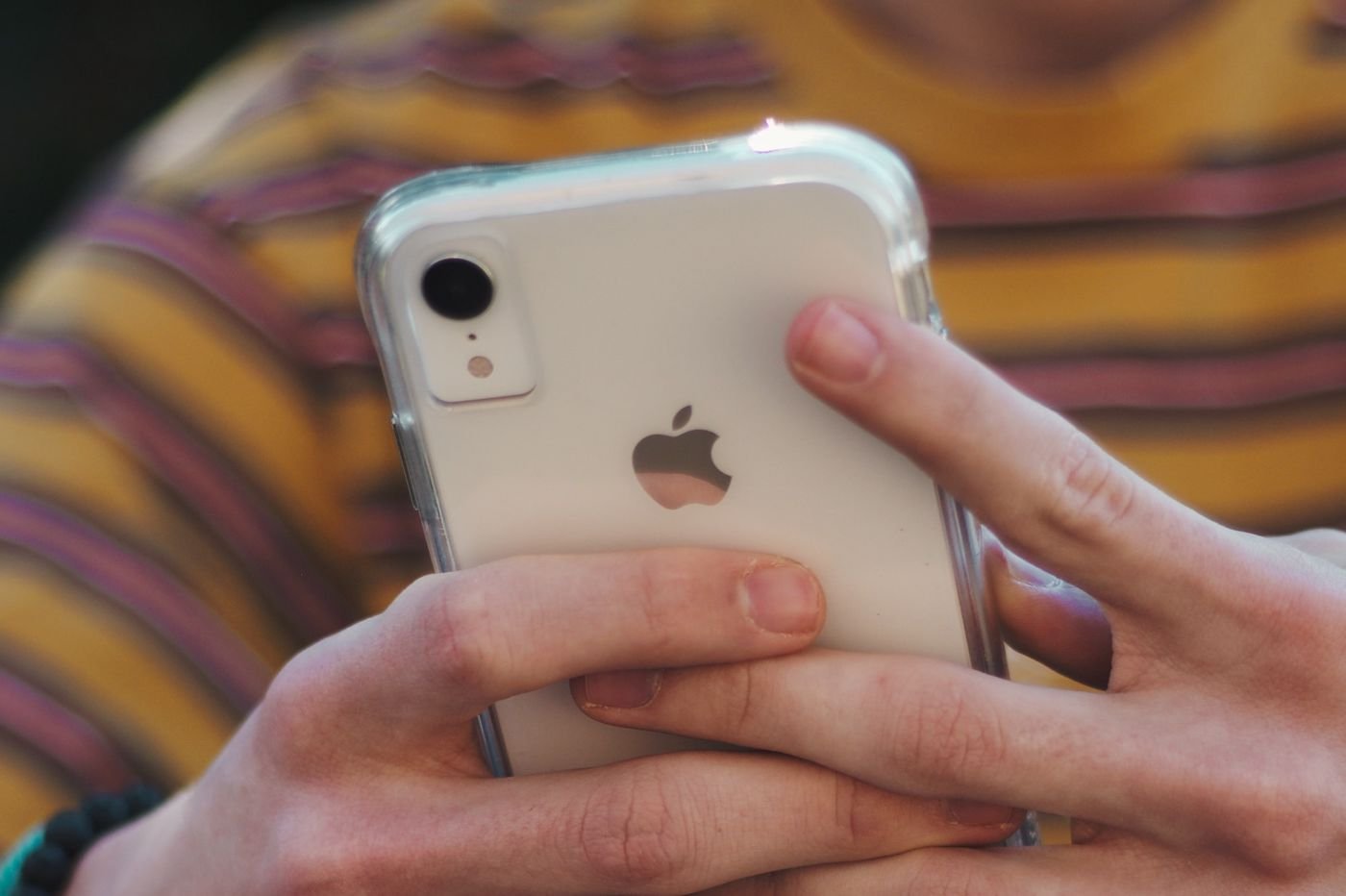 iPhone XR blanc dans les mains