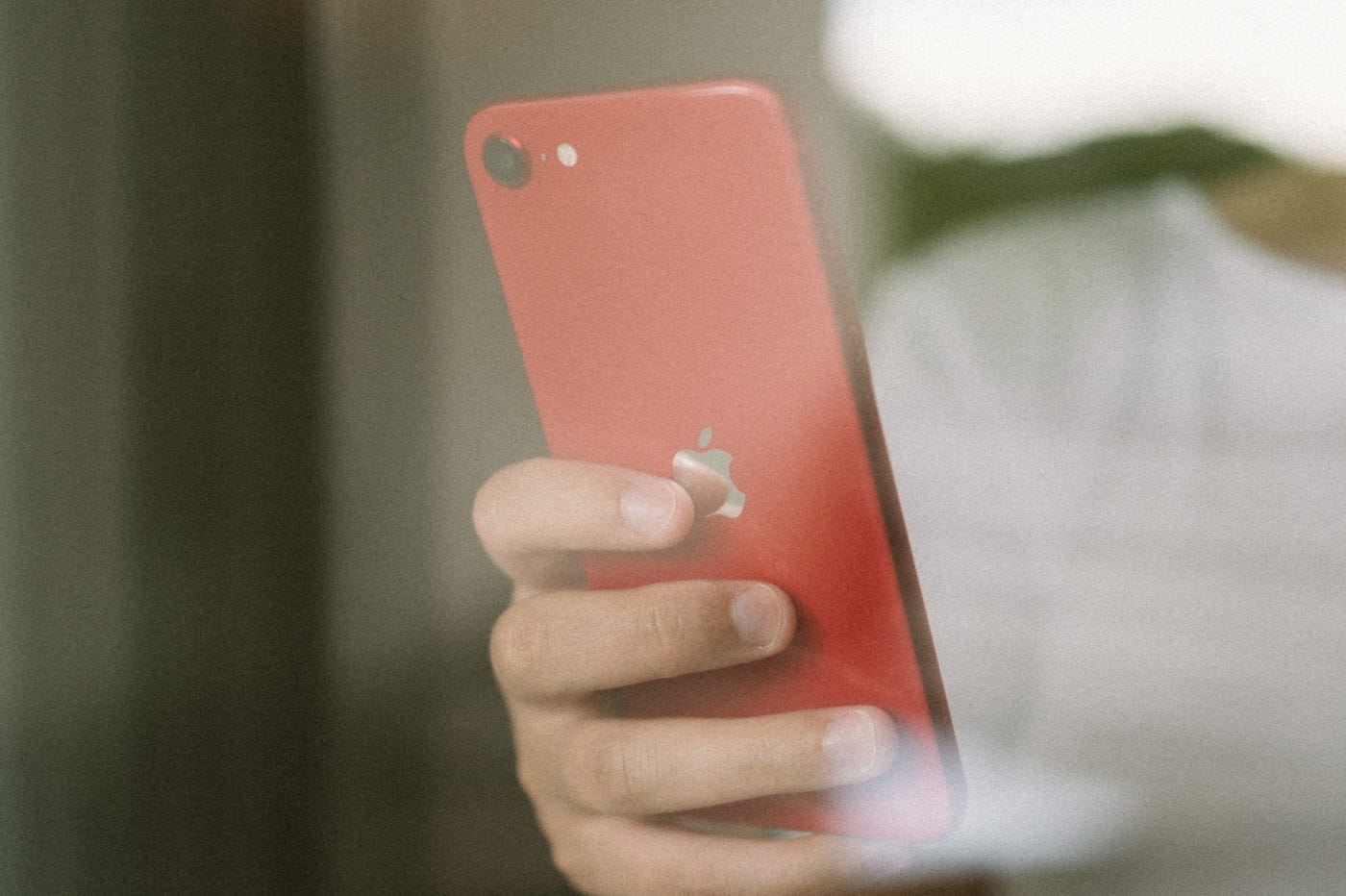 iPhone de dos à la main