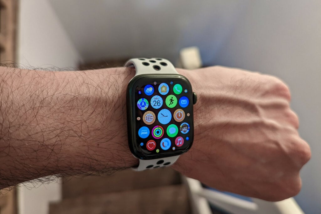 Acheter un modèle Apple Watch SE GPS, Boîtier en aluminium lumière  stellaire de 44 mm, Bracelet Boucle unique tressée Pride Edition - Taille 4  - Apple (FR)