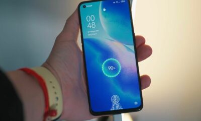 personne tenant un téléphone en charge