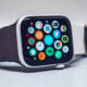Apple Watch posée sur le côté