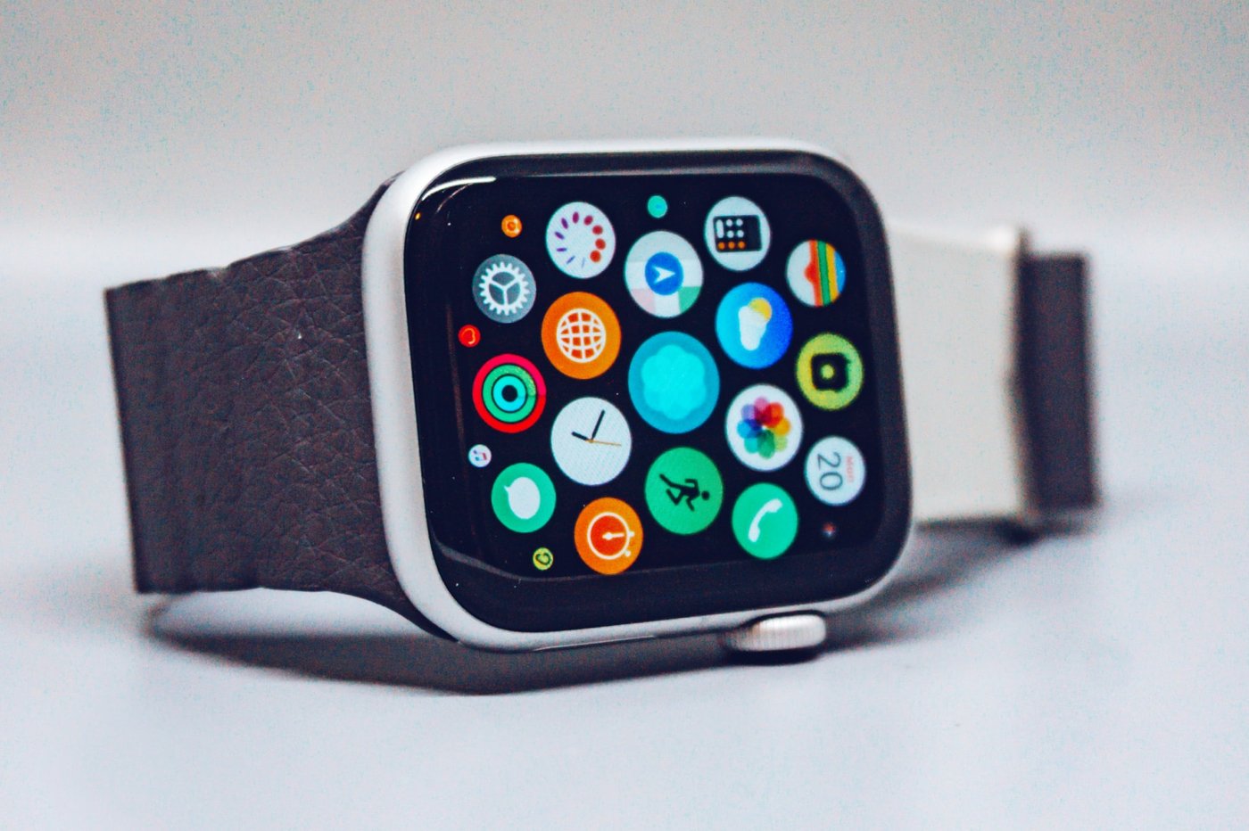 Apple Watch posée sur le côté