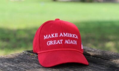 Casquette rouge avec écrit "Make America Great Again"