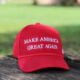 Casquette rouge avec écrit "Make America Great Again"