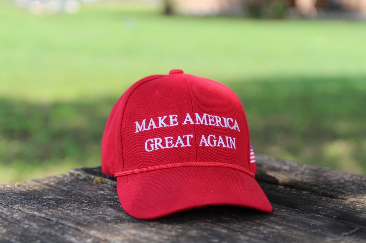 Casquette rouge avec écrit "Make America Great Again"