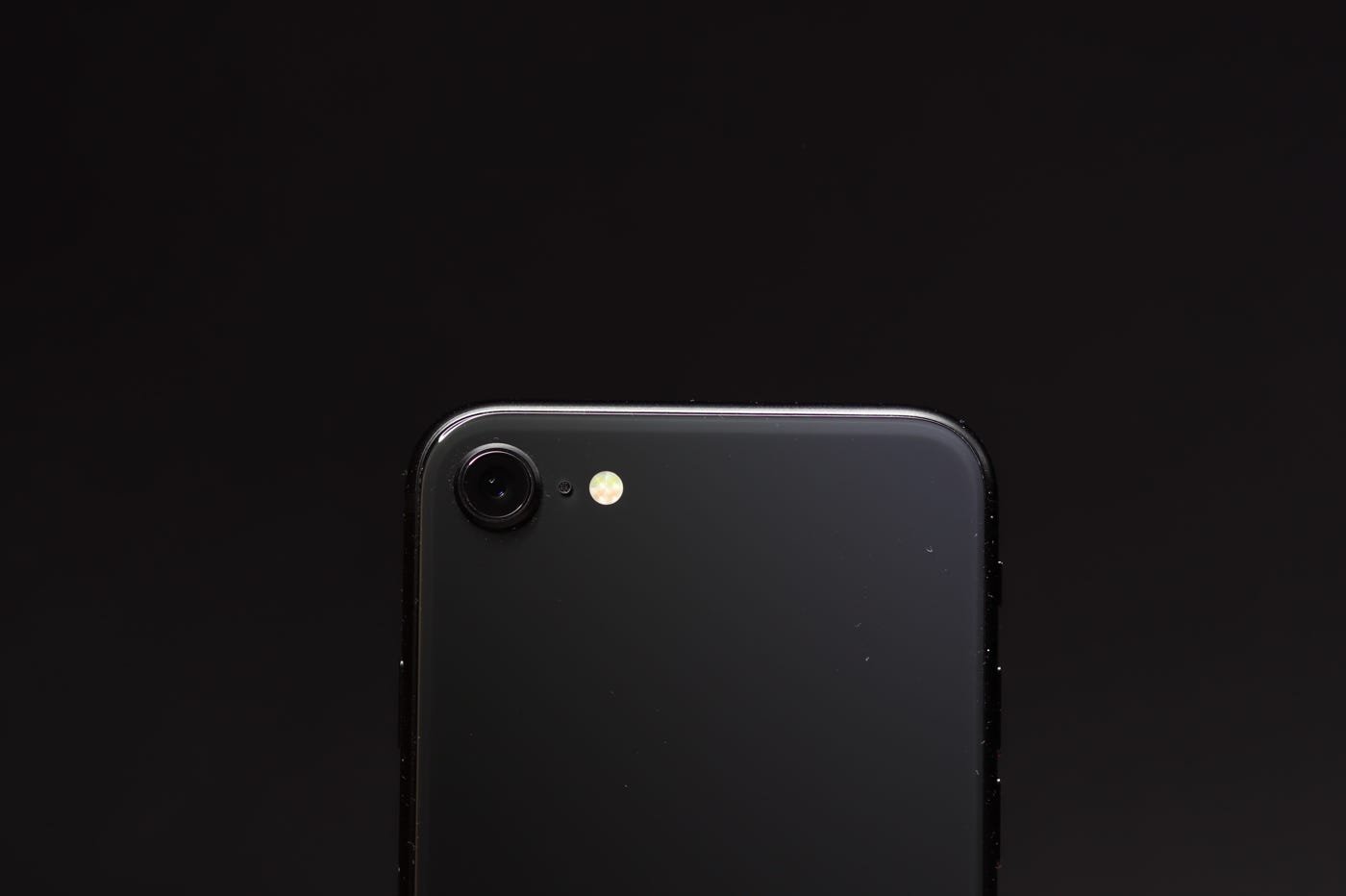 Apple iPhone SE noir vu de dos