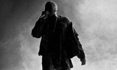 IMage en noir et blanc, homme tenant un microphone sur une scène