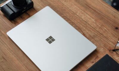 logo de Microsoft sur le dos d'un laptop