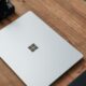 logo de Microsoft sur le dos d'un laptop