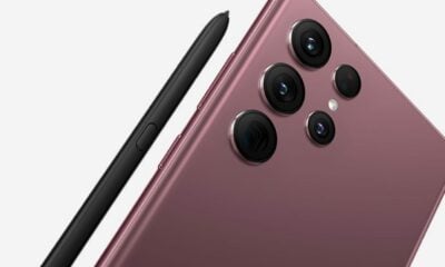 Smartphone Samsung Galaxy S22 Ultra de dos avec stylet