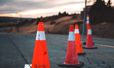 Cône d'avertissement de danger sur la route