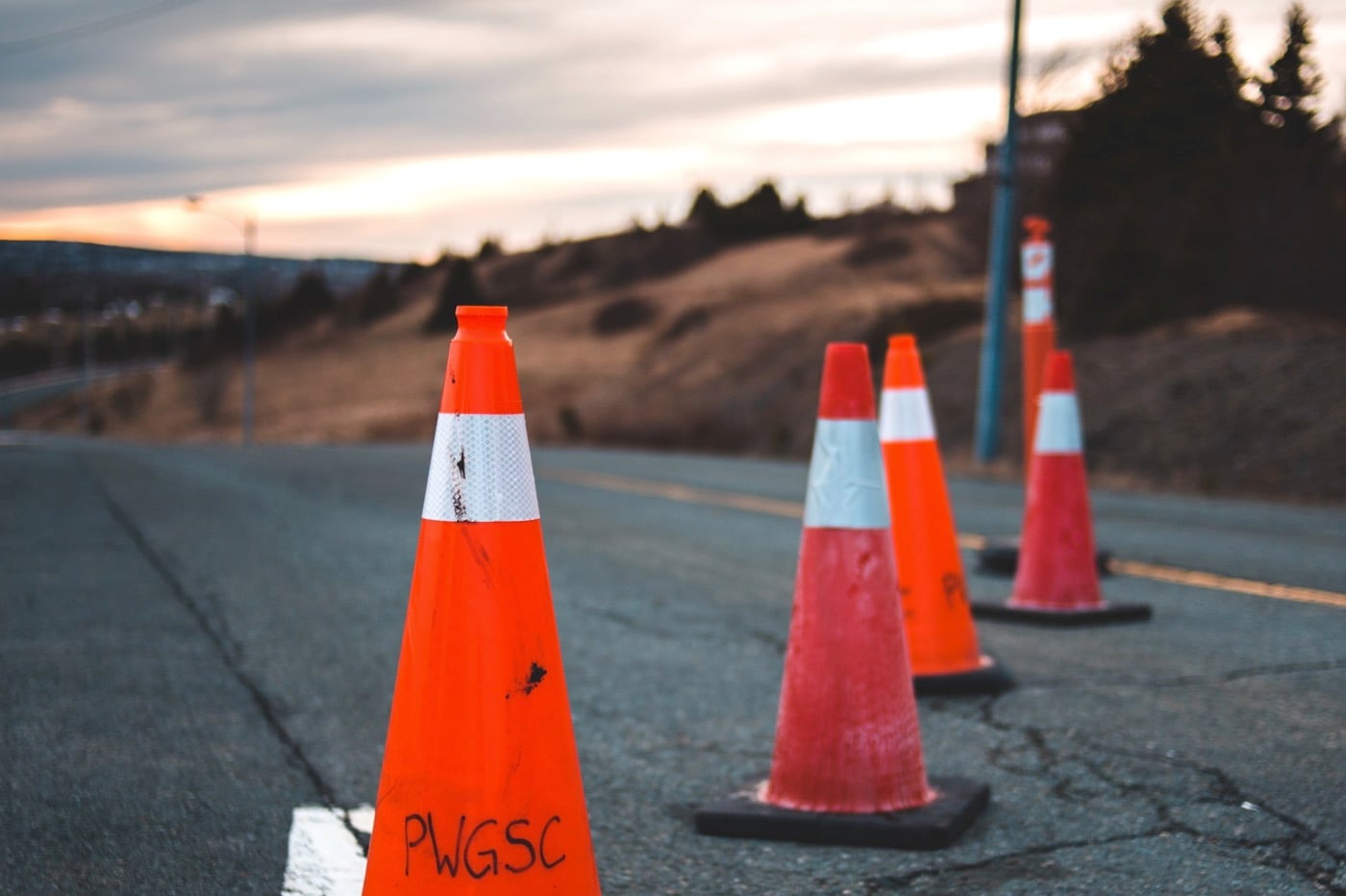 Cône d'avertissement de danger sur la route