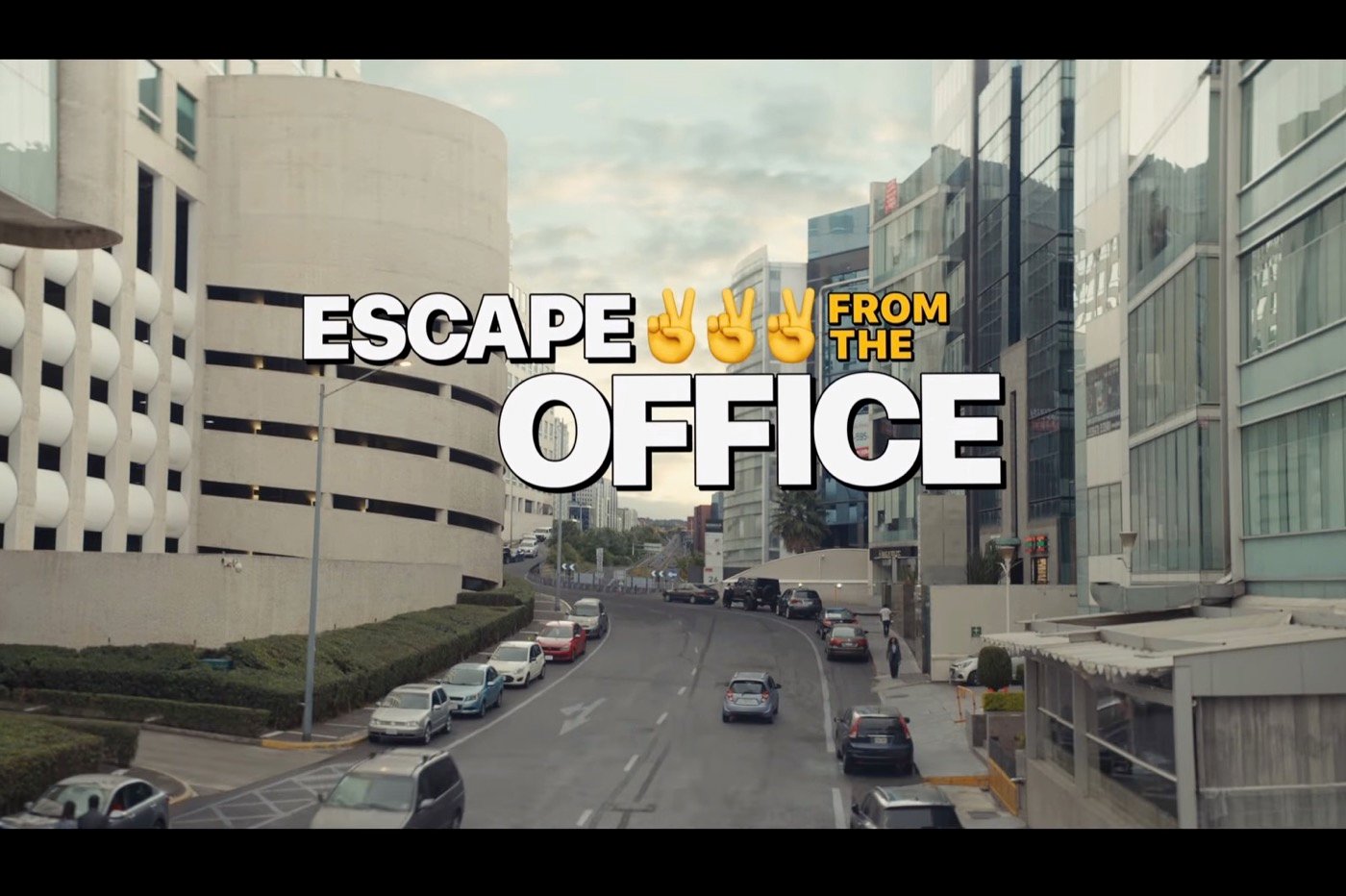Titre du film Escape from the Office devant des immeubles en ville