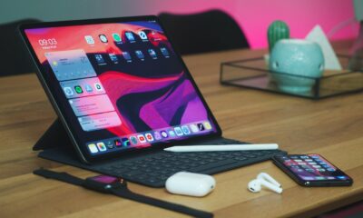iPad avec clavier, Apple Pencil, iPhone et AirPods