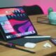 iPad avec clavier, Apple Pencil, iPhone et AirPods