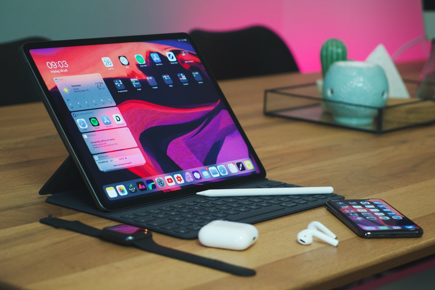 iPad avec clavier, Apple Pencil, iPhone et AirPods