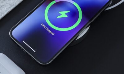 iPhone posé avec indication de recharge MagSafe à l'écran