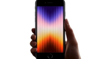 iPhone SE 2022 tenu dans une main