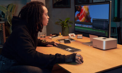 Personne travaillant sur son bureau équipé d'un Mac Studio et de l'écran Studio Display