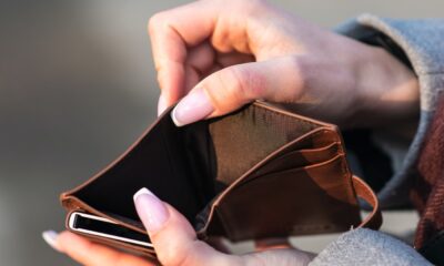 Mains tenant un portefeuille vide