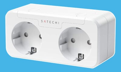 Double-prise de marque Satechi sur fond bleu