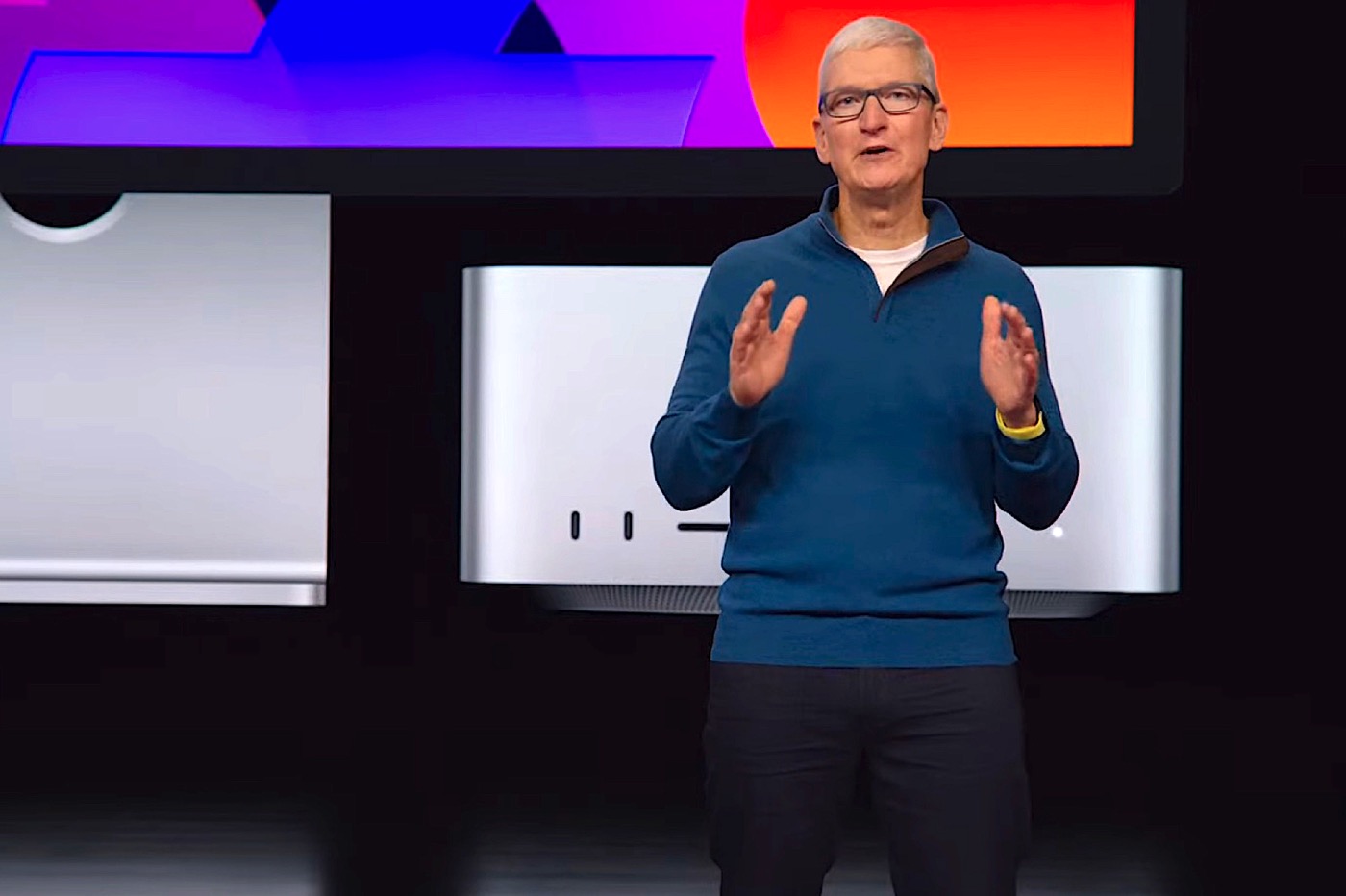 Tim Cook devant le Mac Studio et le Studio Display