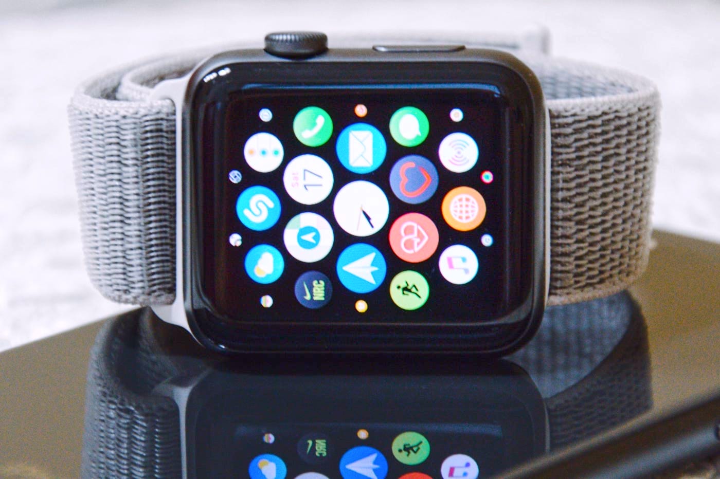 Apple Watch posée sur un iPhone