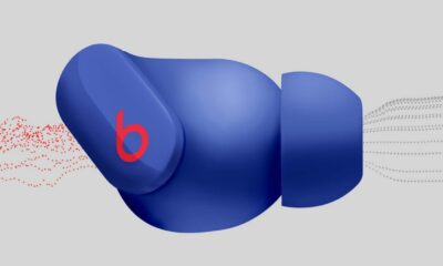 oreillette bleue de Beats Studio Buds